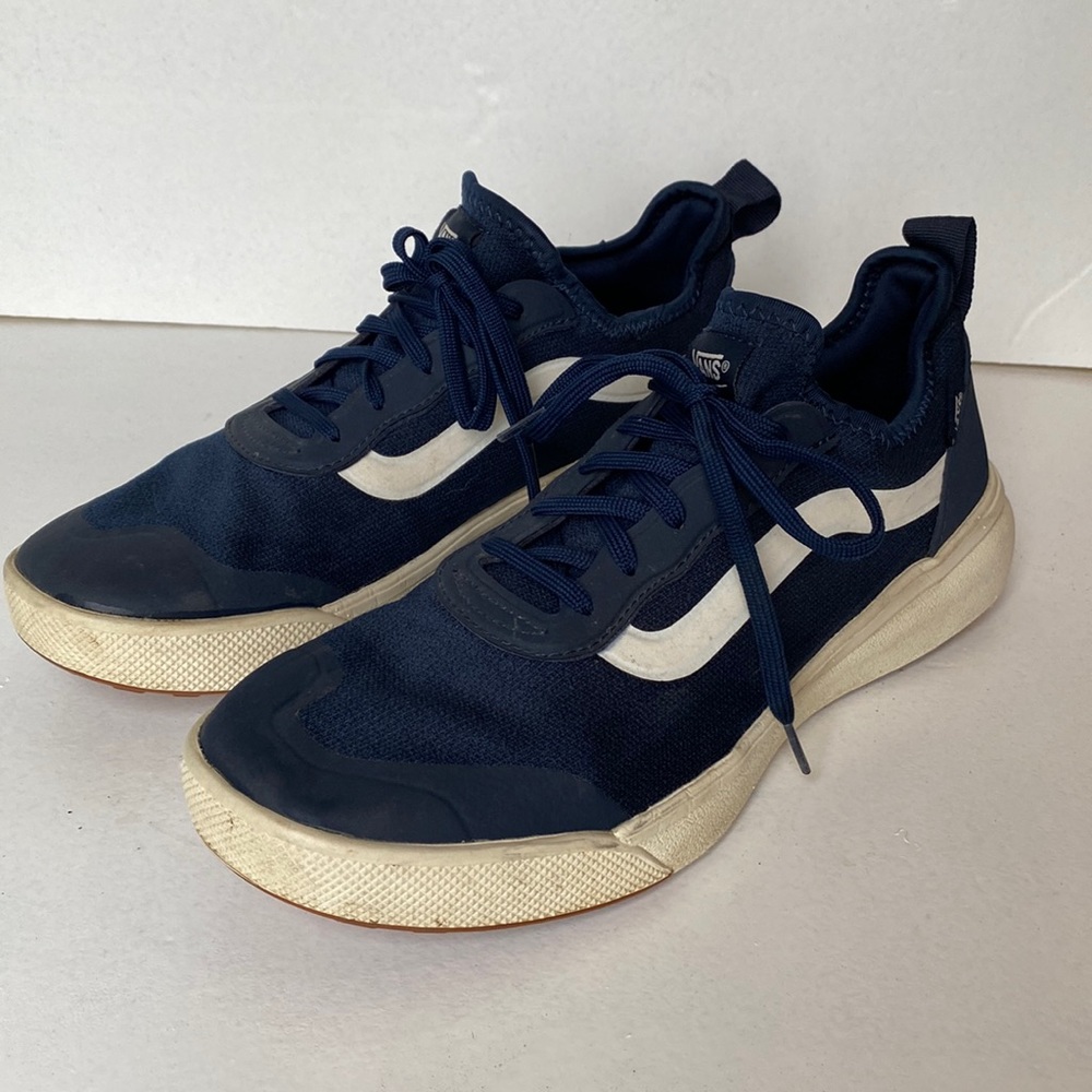 Vans ultra range in navy blue/creme color.